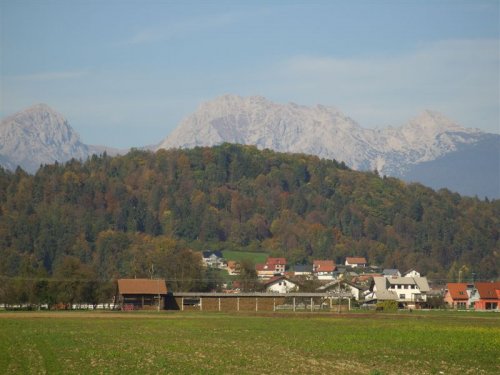 Bil je lep jesenski dan - pogled od cerkve na Kamniško Savinjske alpe